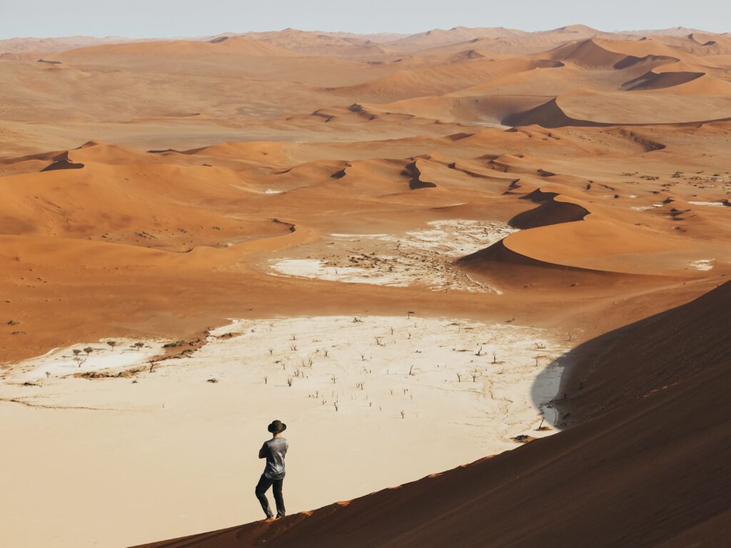 Desde lo alto de una duna contemplando la zona de Sesriem