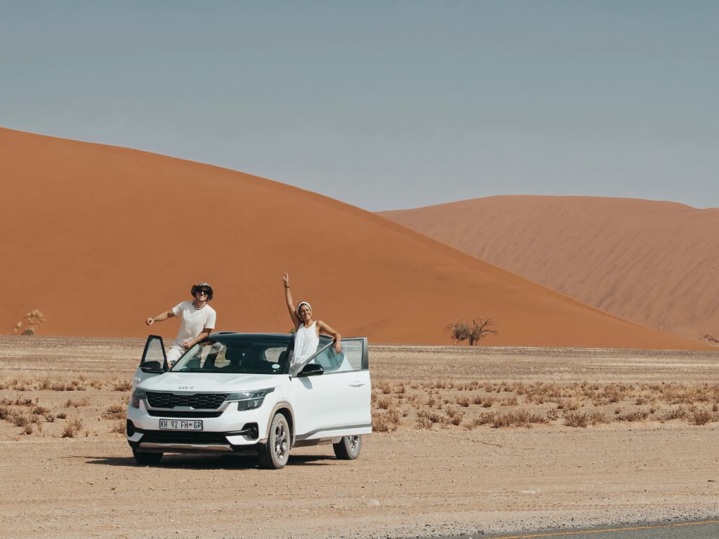 Foto del coche junto a las dunas de Sessriem en Namibia