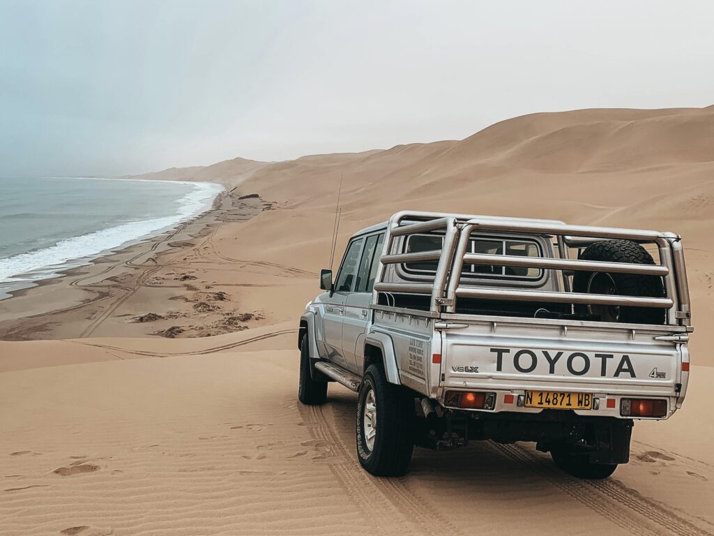 La actividad de recorrer la Sandwich Harbour en jeep es una de las más divertidas y solicitadas en WALVIS BAY