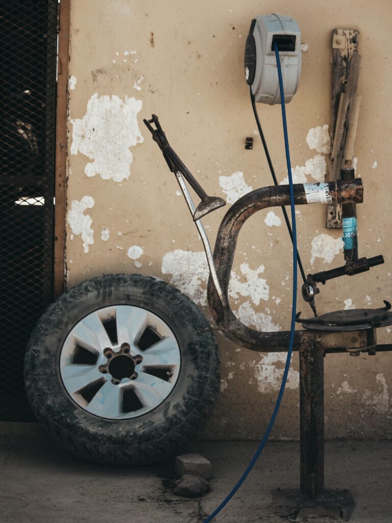 Rueda y herramientas en la gasolinera de Solitaire Namibia