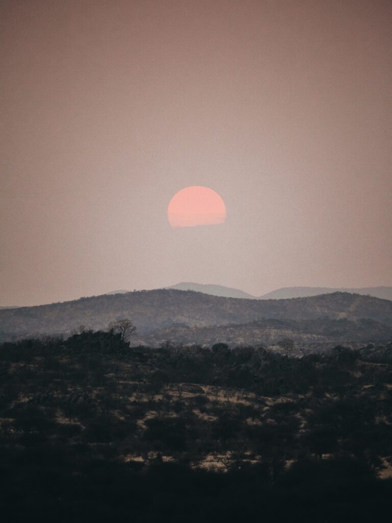 En el alojamiento de Kaoko bush lodge hay montañas pequeñas donde se disfruta un atardecer impresionante
