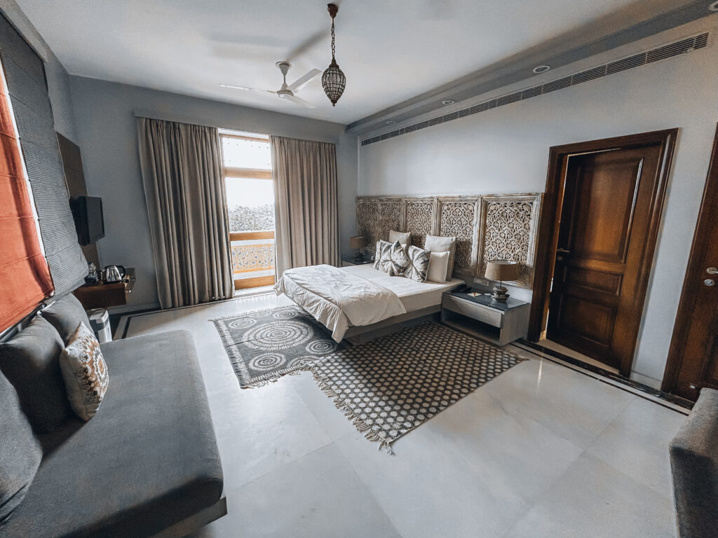 Sin duda, el mejor alojamiento de todo nuestro viaje en la India. Se trata de una mansión con solo 8 habitaciones situada en una urbanización privada y muy tranquila. El personal es increíble, están pendientes de ti en todo momento, haciendo que te sientas como en tu propia casa.