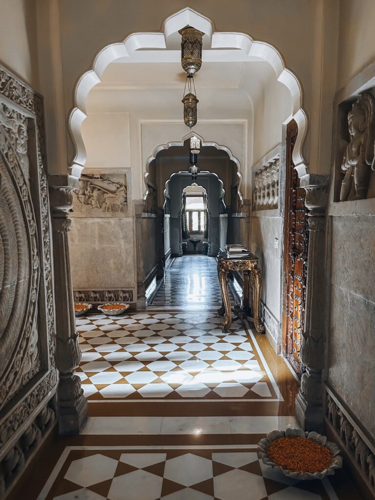 Este antiguo palacio convertido en hotel, se encuentra en el corazón de Jaipur, a escasos 10 minutos del centro. Este hotel fue el más extravagante, pero a la vez el más original en el que nos quedamos durante todo el viaje. Y es que desde su fachada, pasando por las enormes puertas de entrada a las habitaciones y las paredes pintadas, son puro arte.