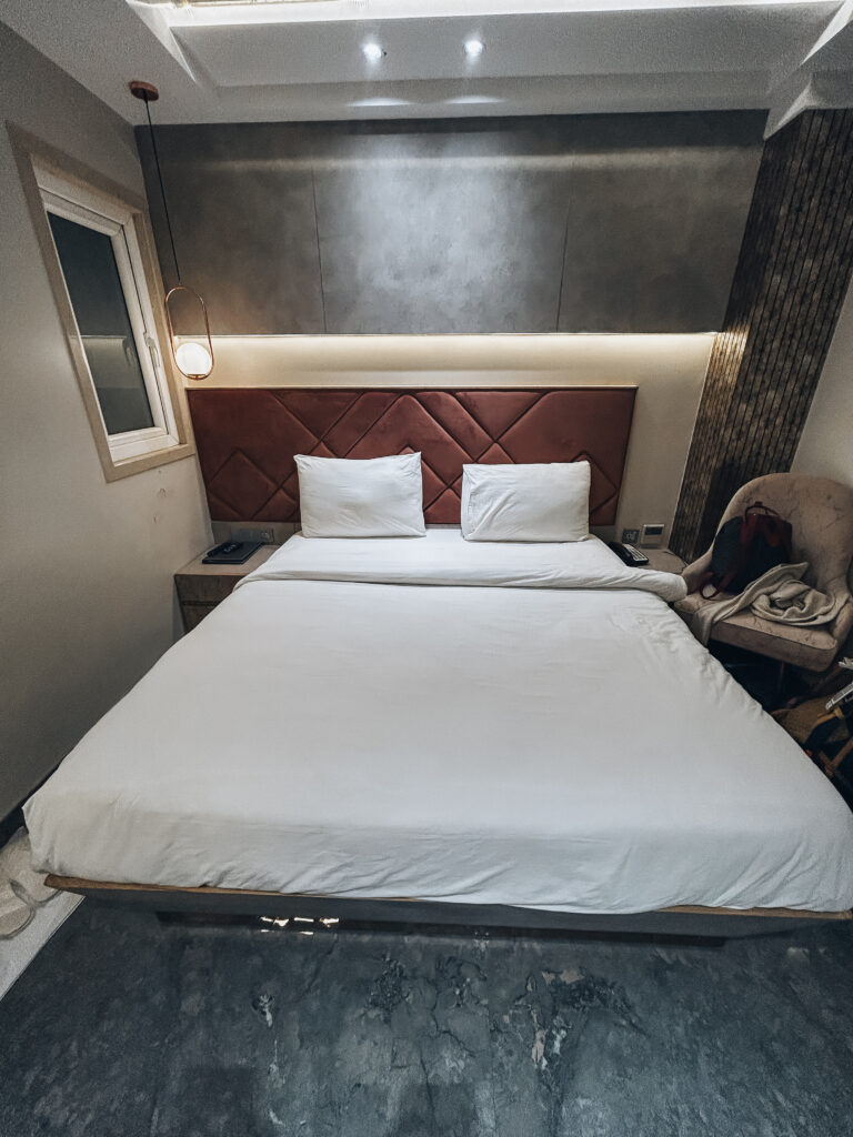 La habitación tiene lo principal para pasar una o un par de noches con tranquilidad. Están muy limpias, la cama es muy amplia y hay aire acondicionado. Lo peor es que nuestra habitación no tenía ventanas, solo una muy pequeña que no sabíamos muy bien hacia donde daba y, había bastante olor a humedad.