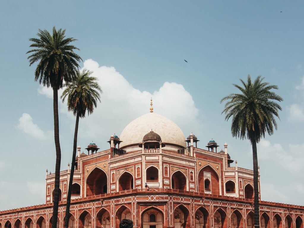 La Tumba de Humayun, Patrimonio de la Humanidad por la Unesco desde 1993, fue uno de los lugares que más nos gustaron de Nueva Delhi. Se trata de uno de los primeros ejemplos de arquitectura mogol y fue fuente de inspiración para la construcción del Taj Mahal.