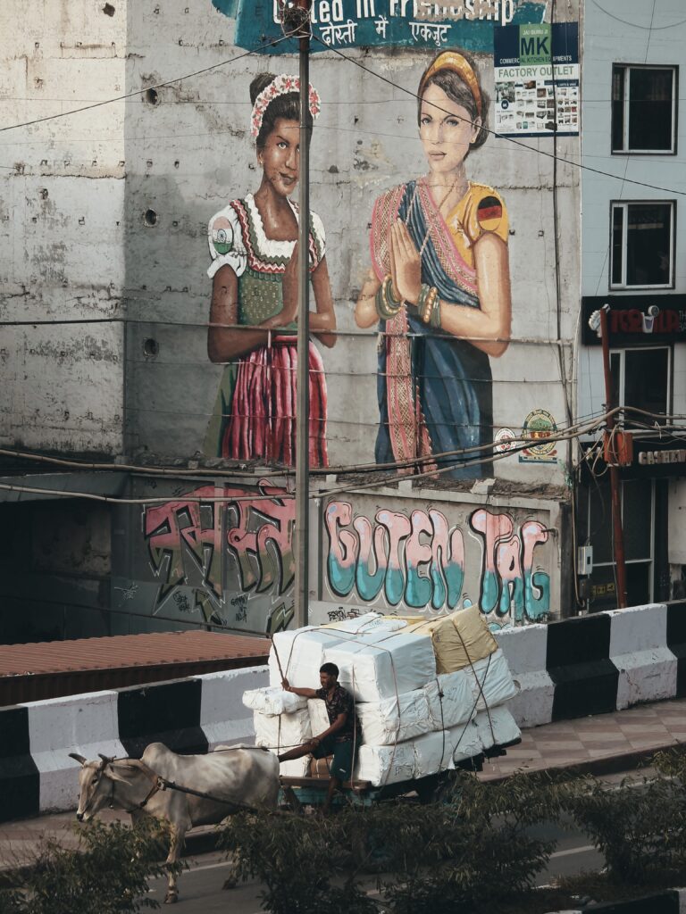 Carruaje con un mural de fondo sobre la conexión entre India y Alemania