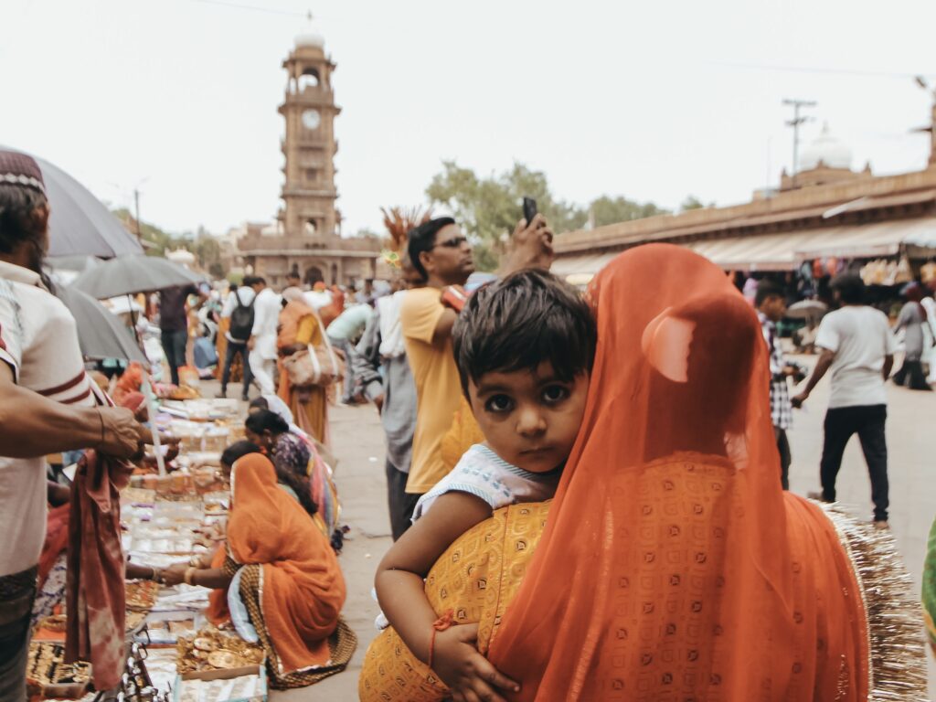 Foto de un niño en en brazos en la ciudad Jodhpur en la India