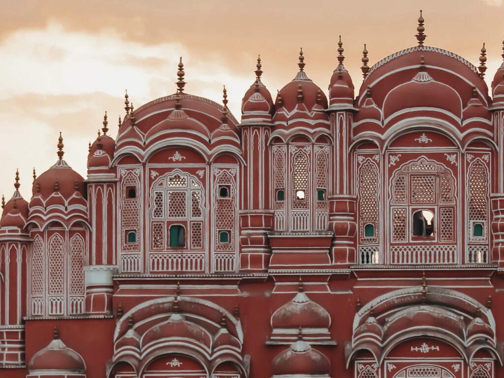 El palacio de los vientos en Jaipur coge un color más bonito aún con la luz del atardecer