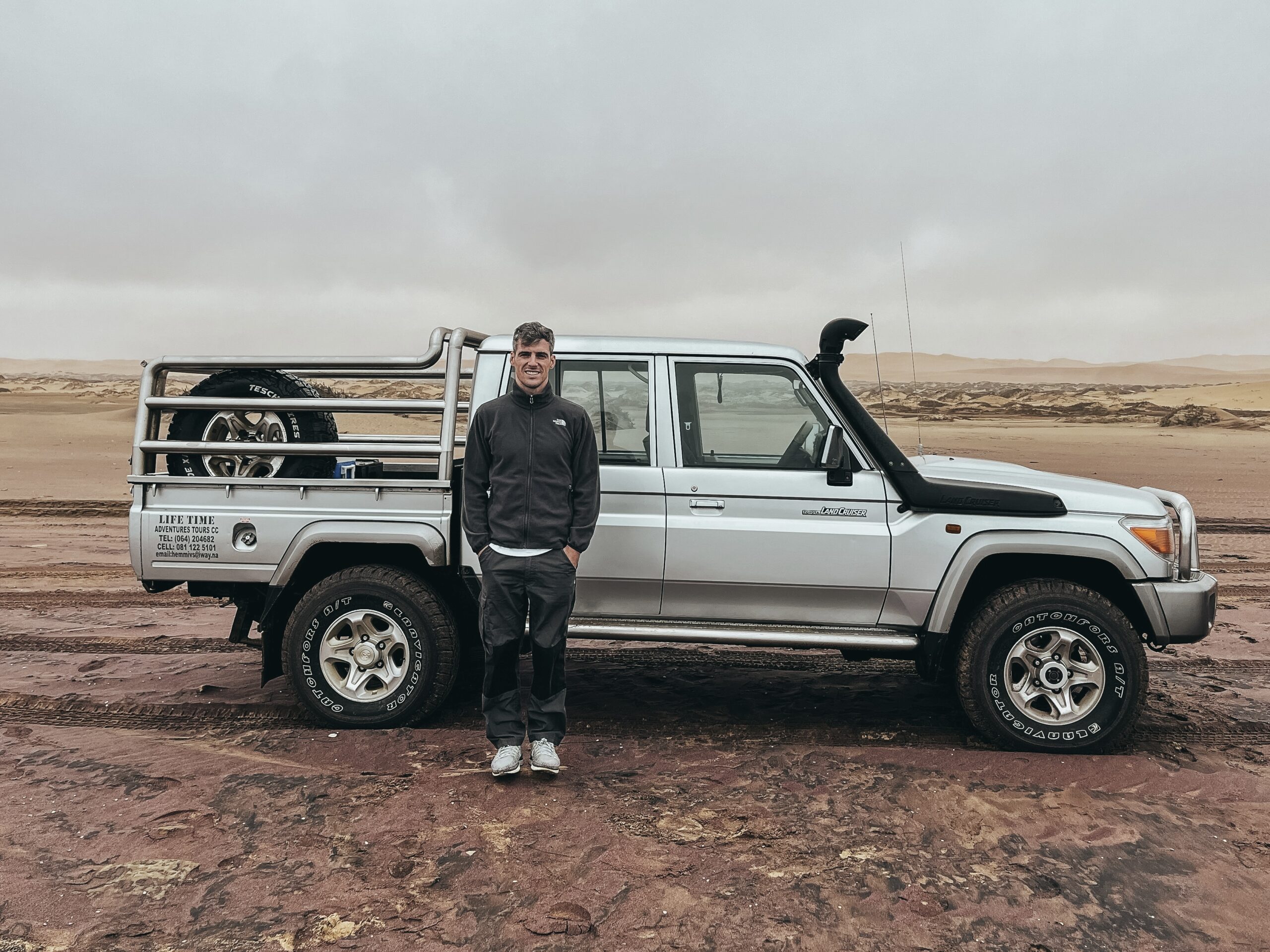 Posando con el 4×4 en Sandwich Harbour