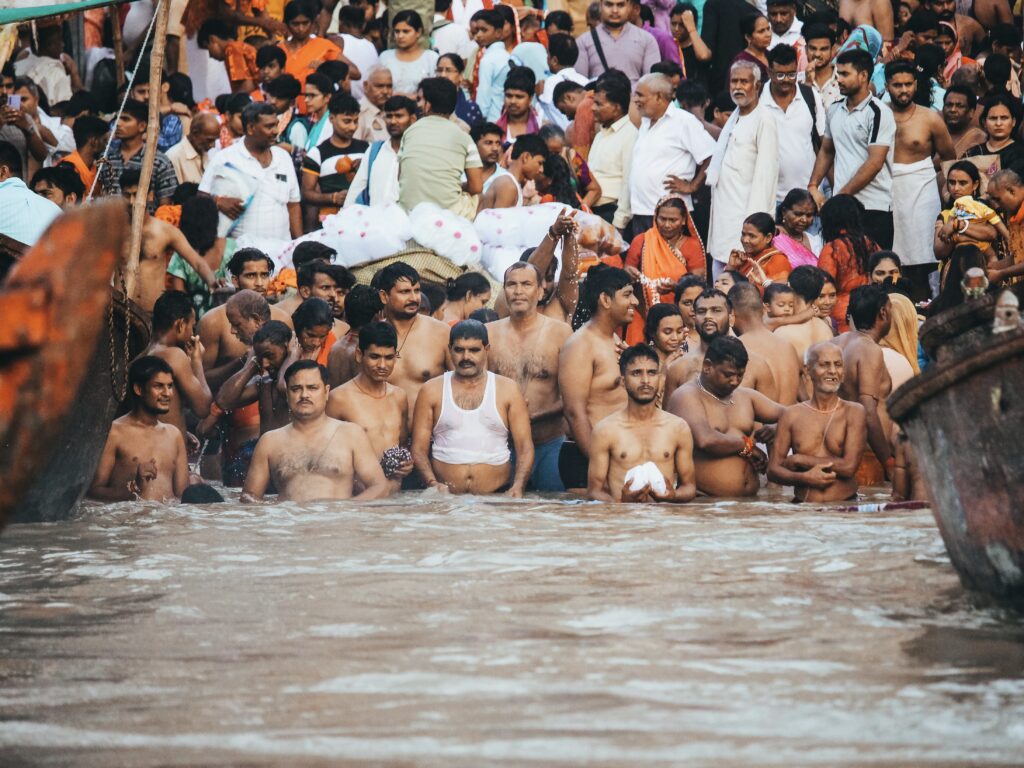 Benarés, también conocida como Varanasi, es la ciudad sagrada de la India. Se sitúa en el noreste del país, a orillas del río Ganges. Y, desde nuestro punto de vista, una de las más auténticas de toda la India.