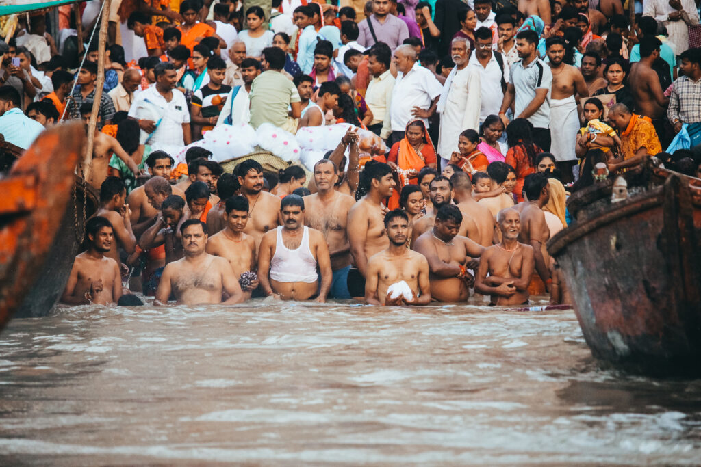 os Ghats de Varanasi son gradas con escalones que descienden hasta el río Ganges y se utilizan para bañarse cada día, purificarse y realizar puja