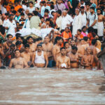os Ghats de Varanasi son gradas con escalones que descienden hasta el río Ganges y se utilizan para bañarse cada día, purificarse y realizar puja