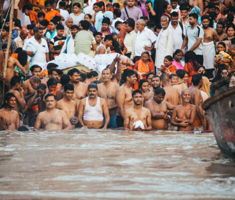 os Ghats de Varanasi son gradas con escalones que descienden hasta el río Ganges y se utilizan para bañarse cada día, purificarse y realizar puja