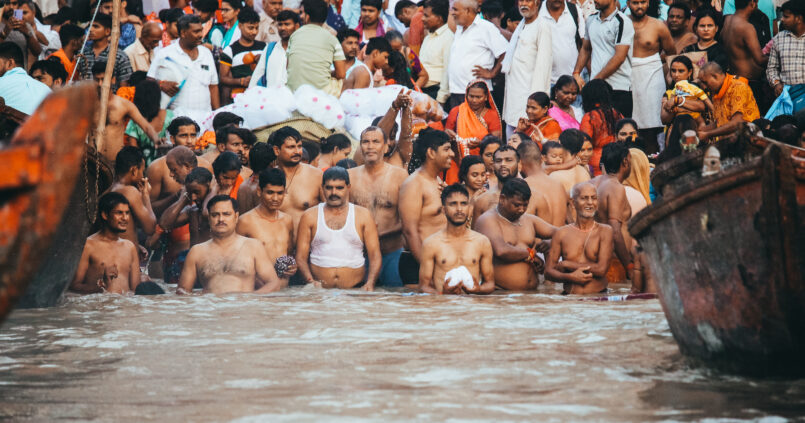 os Ghats de Varanasi son gradas con escalones que descienden hasta el río Ganges y se utilizan para bañarse cada día, purificarse y realizar puja