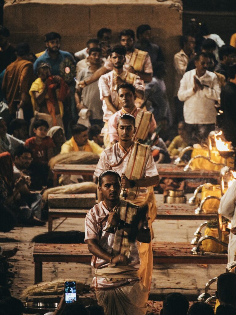 Todas las noches se produce un ritual a orillas del Río Ganges donde se ofrece una ofrenda a la diosa del Río
