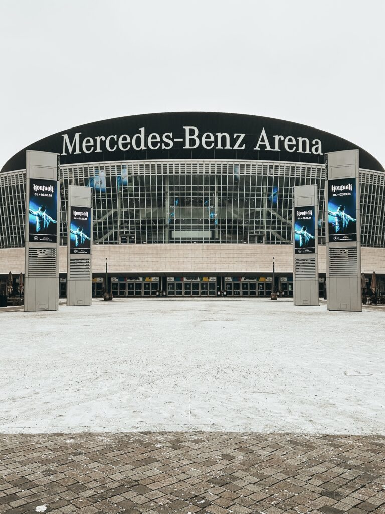 Mercedes-Benz Arena Berlín. Recinto enorme y moderno junto al río, con un muelle privado, en el que actúan estrellas internacionales del rock y el pop. A nosotros nos coincidió el europeo de balonmano y no dudamos en ir a ver un partido.