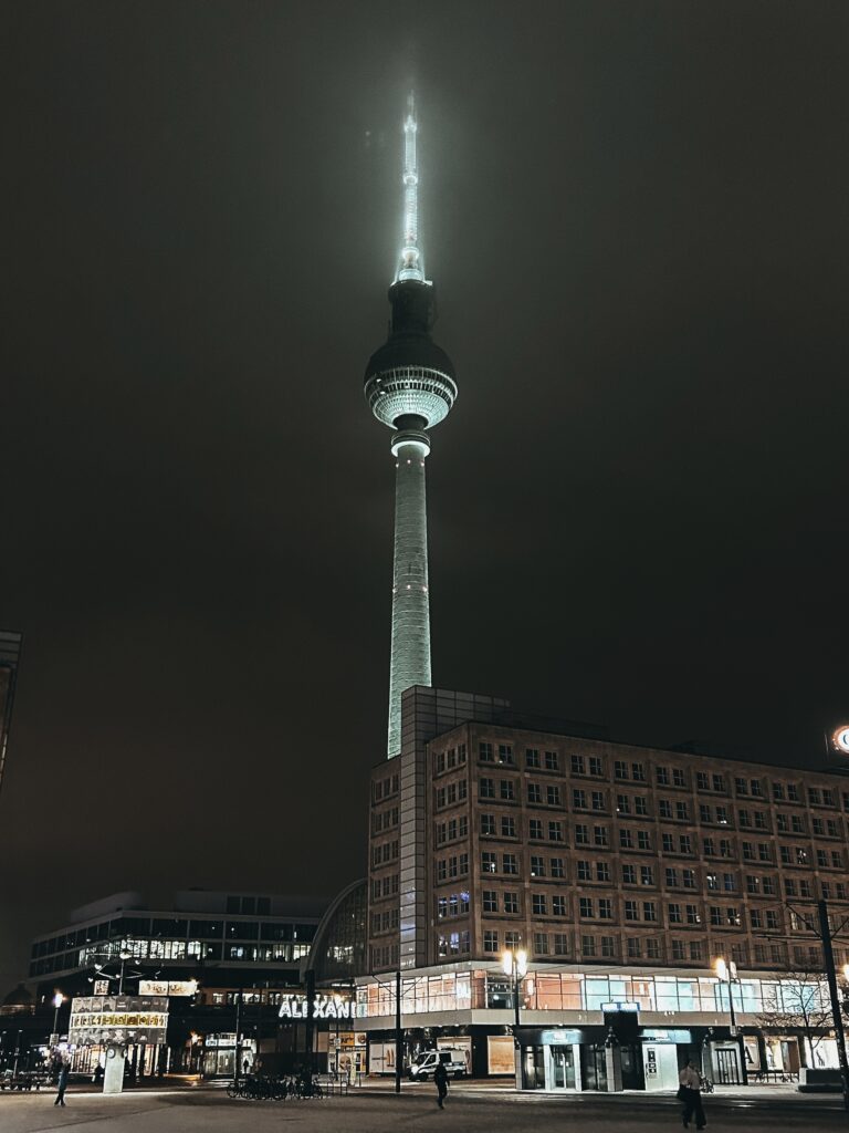 Torre de 368 m de altura inaugurada en 1969, con un mirador a 203 m y un restaurante giratorio a 207 m.