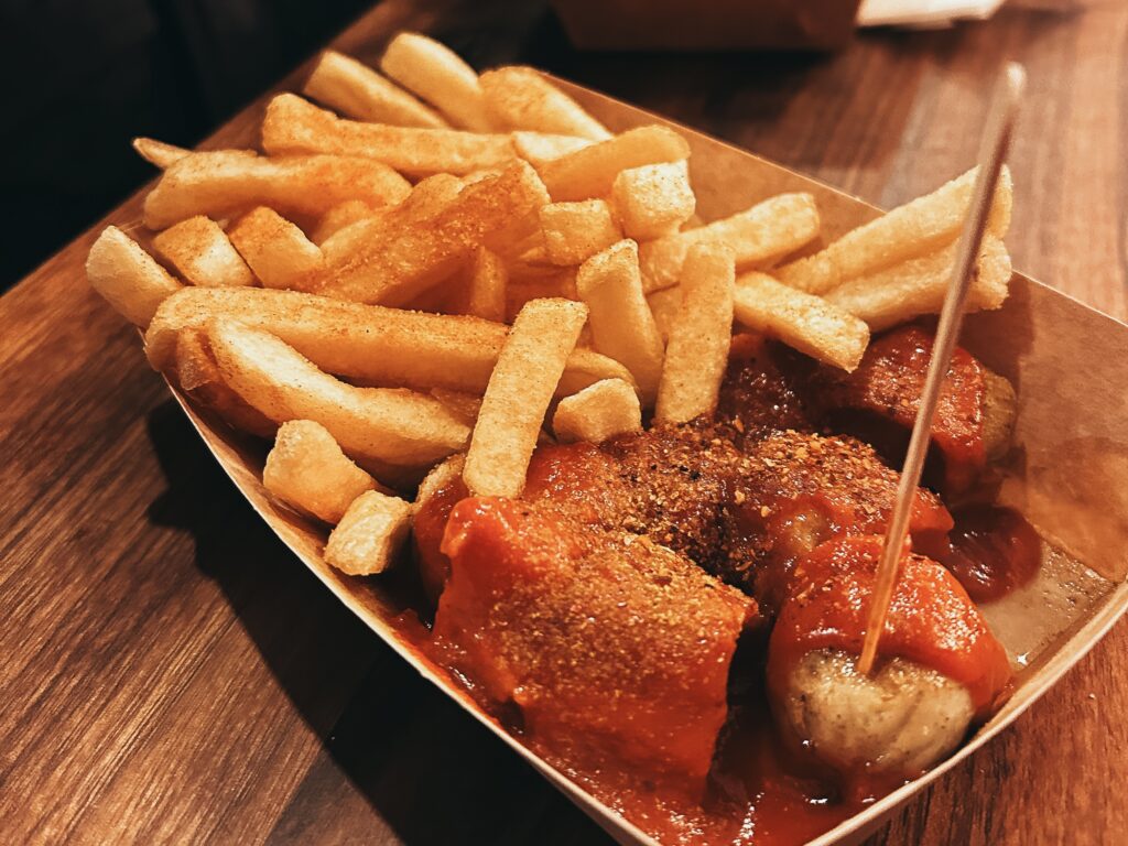 el Currywurst es una salchicha alemana cocida o asada a la parrilla