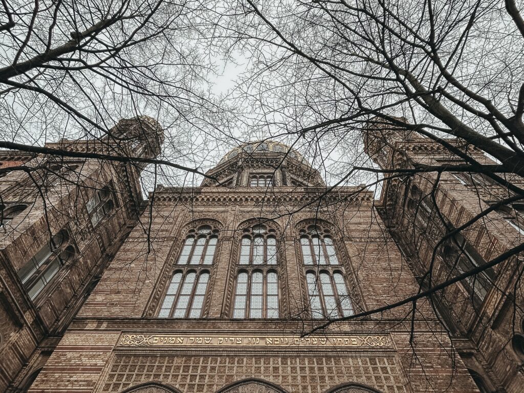 La Sinagoga de Berlín tiene una imponente cúpula y una bella fachada, y se considera nueva porque se construyó sobre los restos de la anterior.
