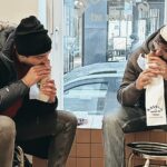 La oferta en esta ciudad es inmensa y te recomendaríamos que te dejaras llevar por tus instintos ya que, desde puestos ambulantes hasta comida internacional, pasando por sus famosas salchichas, la restauración en Berlín es una pasada. Te mencionamos algunos de los más famosos