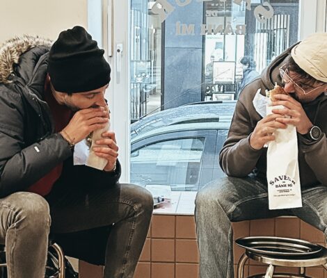 La oferta en esta ciudad es inmensa y te recomendaríamos que te dejaras llevar por tus instintos ya que, desde puestos ambulantes hasta comida internacional, pasando por sus famosas salchichas, la restauración en Berlín es una pasada. Te mencionamos algunos de los más famosos