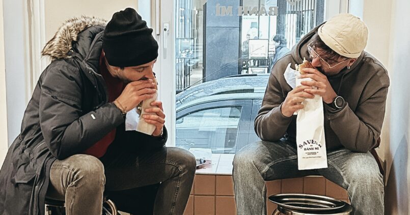 La oferta en esta ciudad es inmensa y te recomendaríamos que te dejaras llevar por tus instintos ya que, desde puestos ambulantes hasta comida internacional, pasando por sus famosas salchichas, la restauración en Berlín es una pasada. Te mencionamos algunos de los más famosos