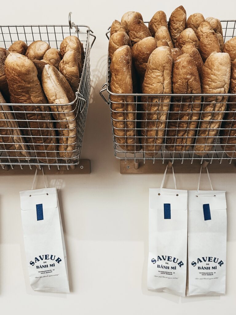 El banh mi se prepara con baguettes de pan blanco y lleva una gran variedad de encurtidos además de carne o tofu