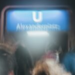 La Alexanderplatz es una gran plaza ubicada en el centro de Berlín, cerca del río Spree y el Palacio Real de Berlín, entre otros edificios históricos