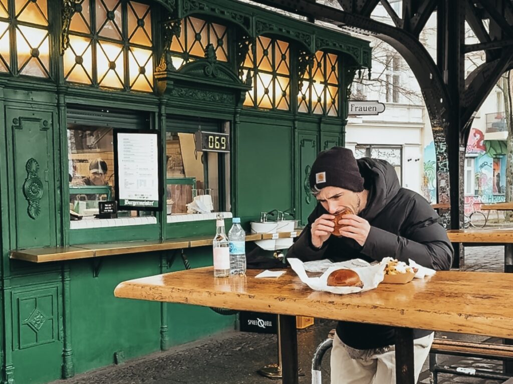 Burgermeister es una hamburguesería ubicada en los baños públicos de una antigua estación