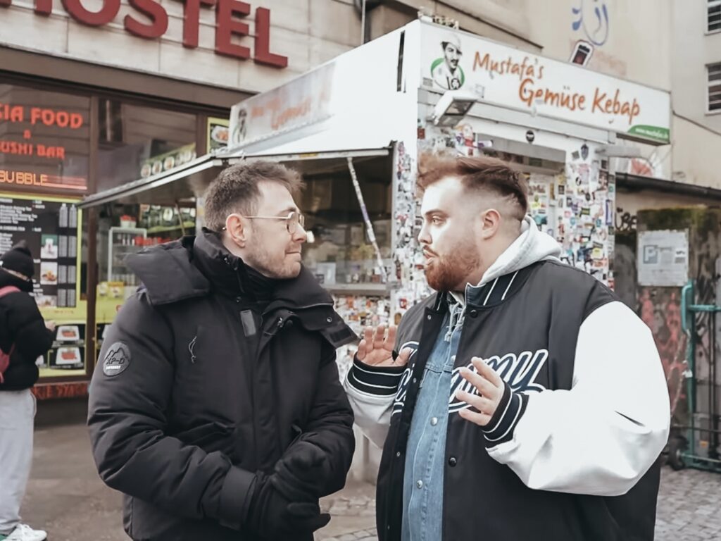El puesto más famoso de Berlín. El kebab de Mustafa ya no es un secreto ni para los turistas que visitan la ciudad. Incluso Ibai Llanos ha visitado el local para dar su veredicto sobre el kebab más demandado de Berlín y es que, su larga cola para pedir, ofrece pistas del éxito de este.
