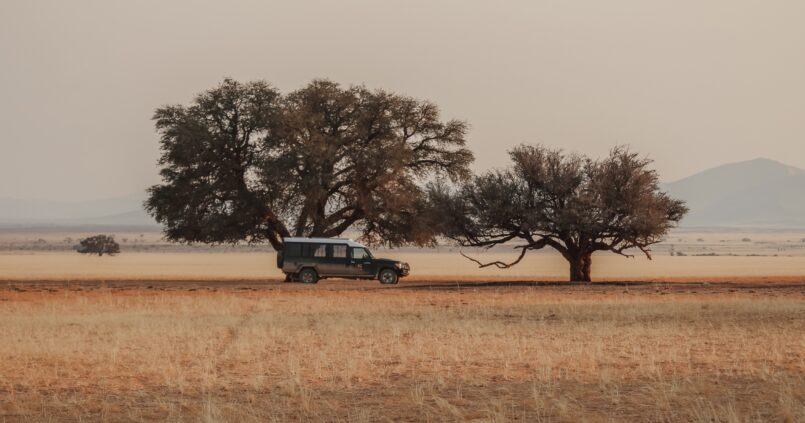 Irse de camping por Namibia es una buena idea pero siempre hay que ir bien equipados. Un coche con las facilidades de camping es muy útil