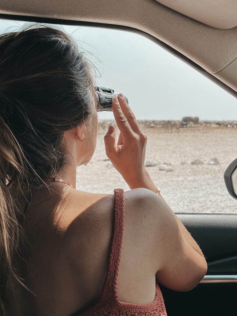 Seguimiento de animales en Etosha con prismáticos