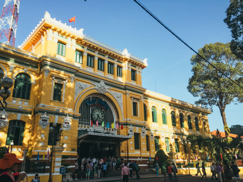 Otra de las visitas que no te puedes perder es la Oficina Central de Correos, la más grande del país y uno de los edificios coloniales más antiguos. Es un edificio impresionante con un color de lo más llamativo y es espectacular tanto por fuera como por dentro. El acceso es gratuito, por lo que recomendamos entrar, dar una vuelta y… ¿enviar una postal?