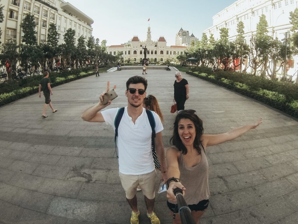 Ho Chi Minh es una de las ciudades con más historia de las que visitamos en nuestra ruta por Vietnam. Anteriormente conocida como Saigón, y situada al sur del país, es el corazón económico de este. En esta ciudad se mezclan grandes rascacielos con edificios tradicionales, así como un pasado tan interesante como complicado. 