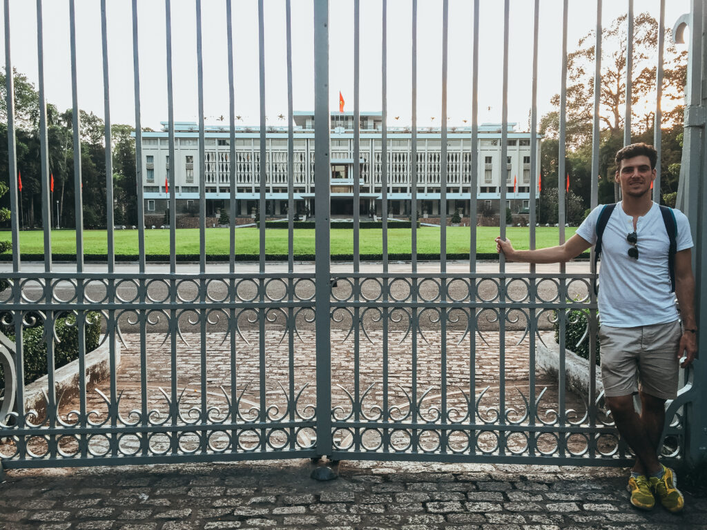 Durante la guerra de Vietnam era el hogar y lugar de trabajo del Presidente de Vietnam del Sur y fue el sitio oficial de la entrega del poder. Es más, hay fotografías de un tanque norvietnamita derribando la verja del Palacio simbolizando el fin de la guerra y la victoria de la República Democrática de Vietnam, comúnmente conocida como Vietnam del Norte.