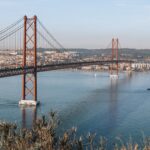 Foto al atardecer del puente en la capital portuguesa de Lisboa