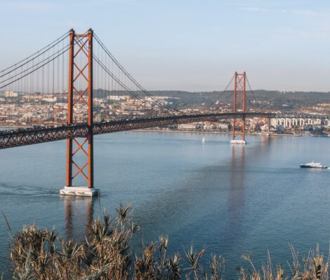 Foto al atardecer del puente en la capital portuguesa de Lisboa