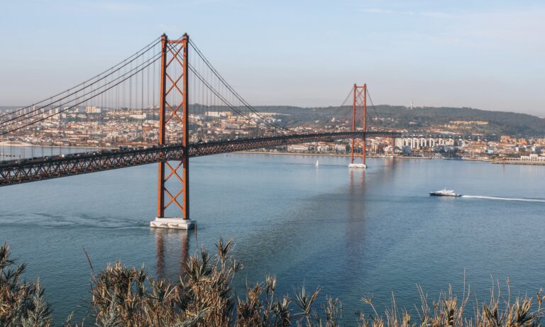 Foto al atardecer del puente en la capital portuguesa de Lisboa