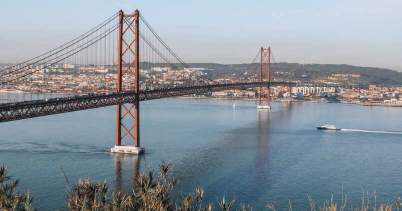 Foto al atardecer del puente en la capital portuguesa de Lisboa