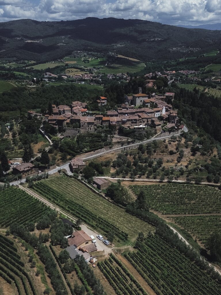 Situado en el valle de Chianti, este pueblo medieval con calles empedradas y flores en los alféizares es famoso sobre todo por sus vinos. Piérdete por sus calles y tómate un vino de la zona en Bar Café Montefioralle, un local encantador con buenos precios y personal muy amable.