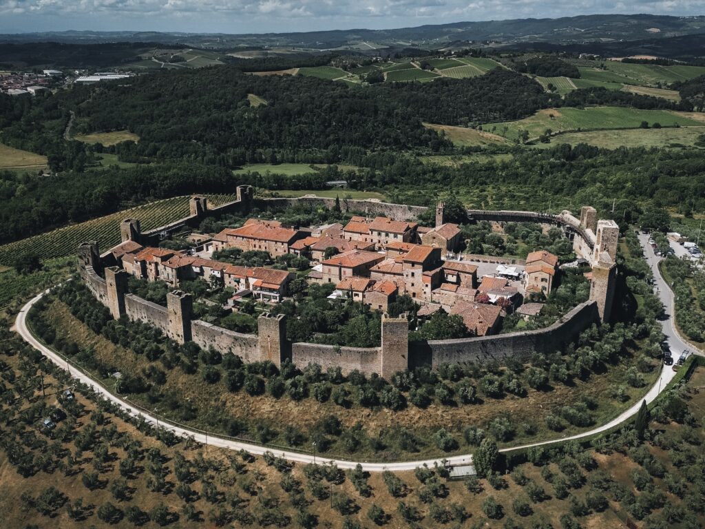 Cuando te adentras en este pueblo amurallado con altas torres medievales, parece que el tiempo se hubiese detenido. Tiene varias puertas de entrada y se puede acceder al paseo por las murallas para disfrutar de unas vistas increíbles, tanto del pequeño pueblo como de sus alrededores.