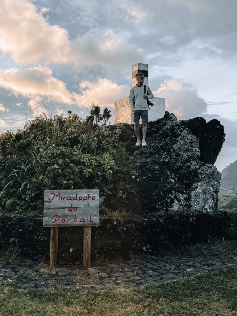 Ricardo en el montículo de rocas del Mirador do Portal
