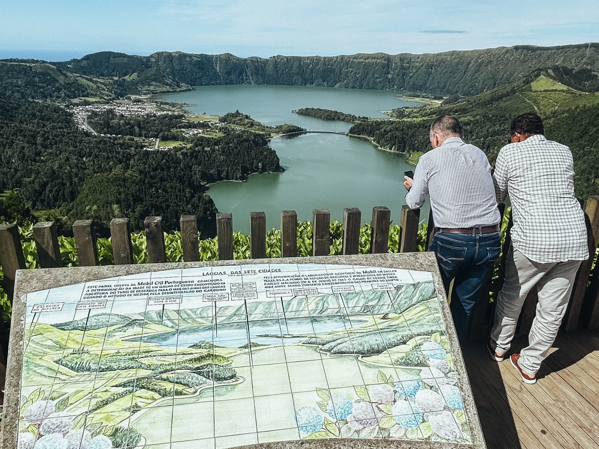Lagunas azul y verde desde el Mirador Vista do Rei