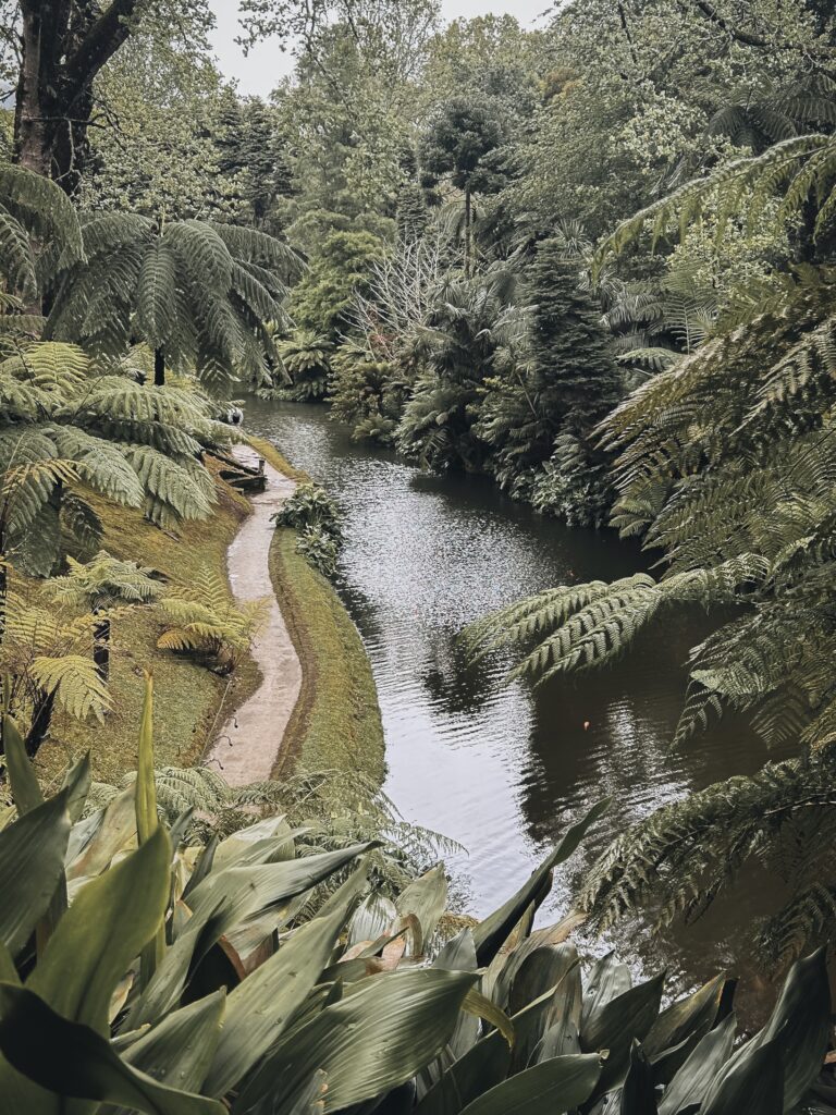 Laguna dentro del Parque Terra Nostra
