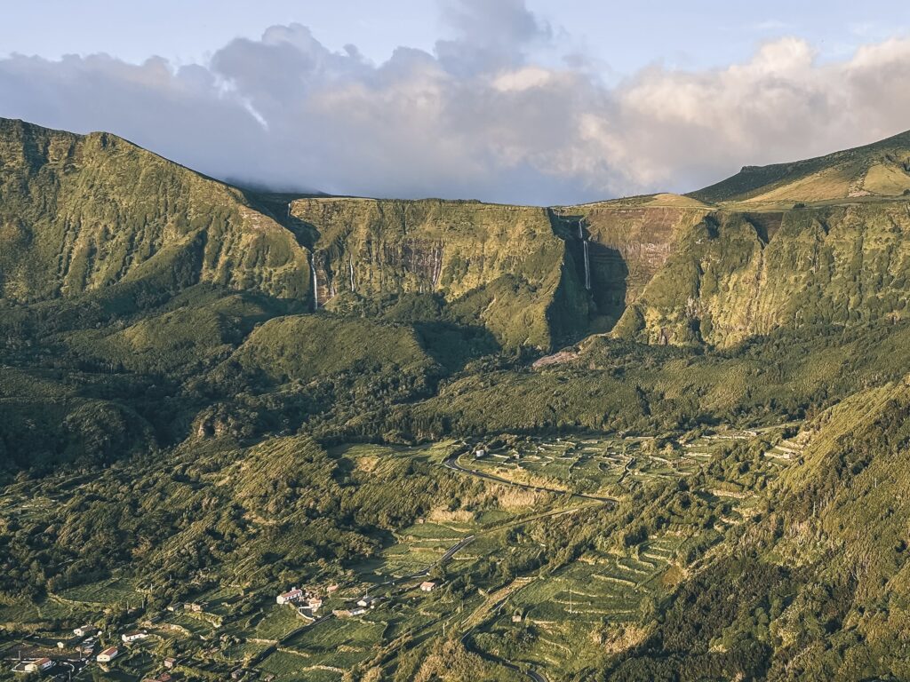 Vistas de las cascadas del Poço da Ribeira do Ferreiro y Ribeira Grande desde el Miradouro do Portal