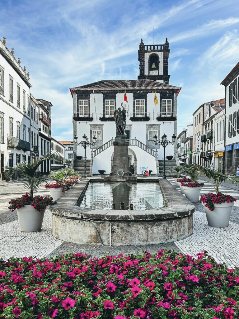 Fuente y edificio del ayuntamiento en Ponta Delgada en la isla de Sao Miguel