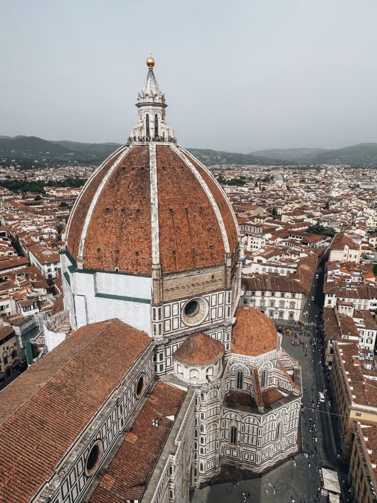 La Catedral de Santa Maria del Fiore es uno de los monumentos más importantes del renacimiento italiano y uno de los más famosos de la ciudad de Florencia. Se sitúa en la Plaza del Duomo y se puede acceder tanto a la parte de arriba de la cúpula como al Campanario de Giotto. Desde arriba se tienen unas de las mejores vistas de toda la ciudad en 360 grados. Sin embargo, no es apto ni para claustrofóbicos ni personas con vértigo, pues las escaleras para llegar hasta la cima son muy empinadas.