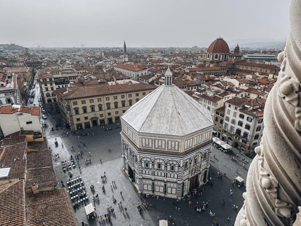 El Baptisterio de San Juan (Battistero di San Giovanni) es un edificio religioso en Florencia, Toscana, Italia. Es particularmente famoso por sus tres conjuntos de puertas de bronce, de considerable valor artístico.