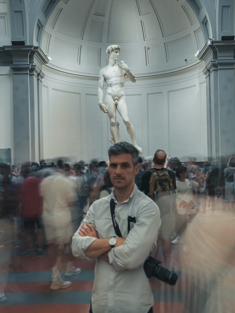 La Galleria dell’Accademia, se encuentra muy cerca de la Plaza del Duomo y es uno de los más visitados de Florencia, por detrás de la Galería Uffizi. Por lo que también hay grandes colas de acceso. Su obra principal es el David de Miguel Ángel, pero alberga otra gran cantidad de obras maestras pictóricas, esculturas e instrumentos. El precio de la entrada son 20 euros y se pueden comprar también de manera online. Los lunes está cerrado.