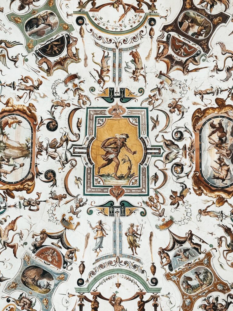 La Galleria degli Uffizi, se sitúa en la conocida Piazza de la Signoria y alberga algunas de las obras más importantes del Renacimiento. Aquí hay obras como el Nacimiento de Venus, La Primavera de Botticelli, la cabeza de Medusa, entre otros.